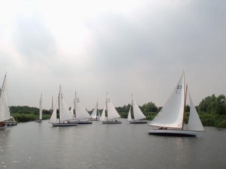 Norfolk Broads boats racing, photo by Robert Henson, image from the Wikipedia