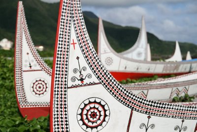 Orchid Islanders launch a new canoe